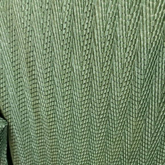 green crinkle top - Picture 3 of 3